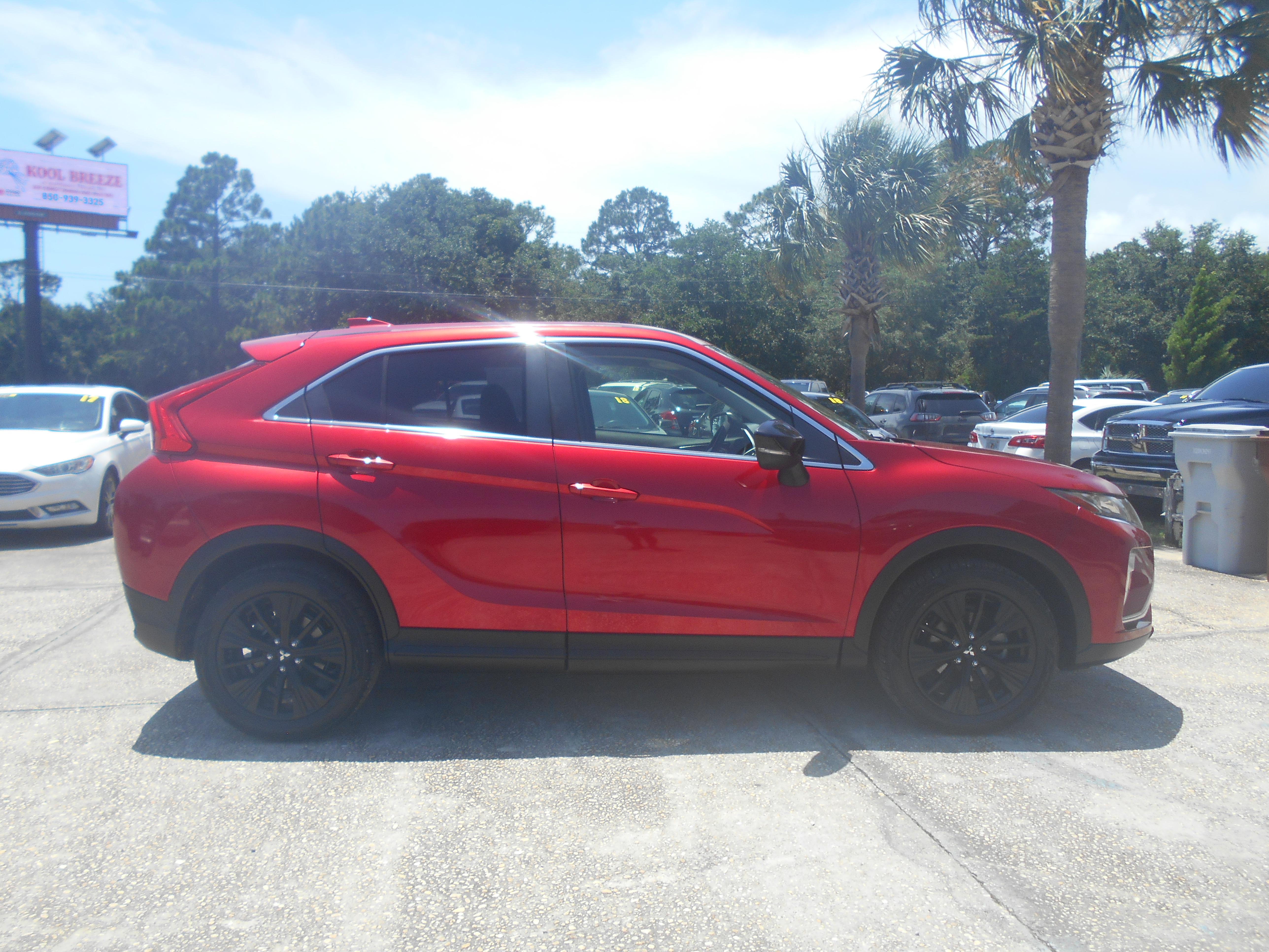 Used 2020 Mitsubishi Eclipse Cross FWD LE image 1