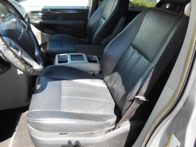 Used 2014 Chrysler Town & Country Touring-L FWD image 11