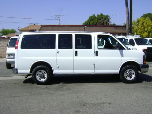 Used 2010 GMC Savana 3500 LT image 2