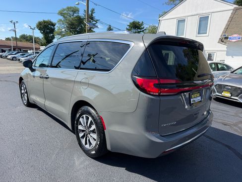 Used 2021 Chrysler Pacifica Touring-L FWD image 38