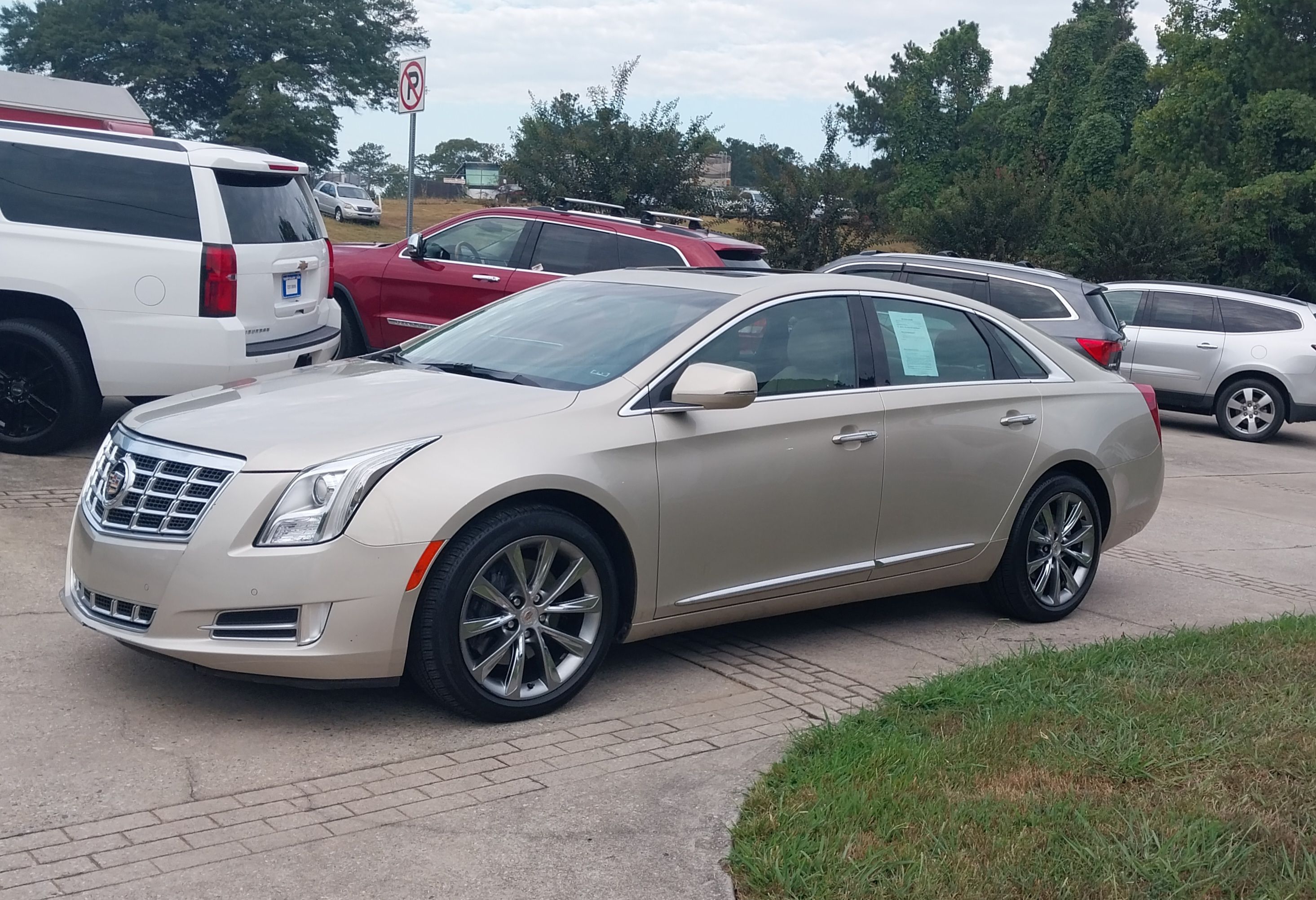 Used 2013 Cadillac XTS Luxury FWD image 1