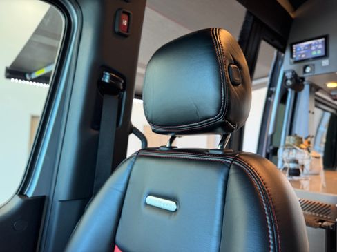 Used 2025 Mercedes-Benz Sprinter 2500 image 42