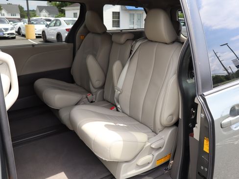 Used 2013 Toyota Sienna XLE Minivan FWD image 13