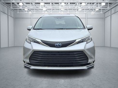 Used 2021 Toyota Sienna XLE image 3