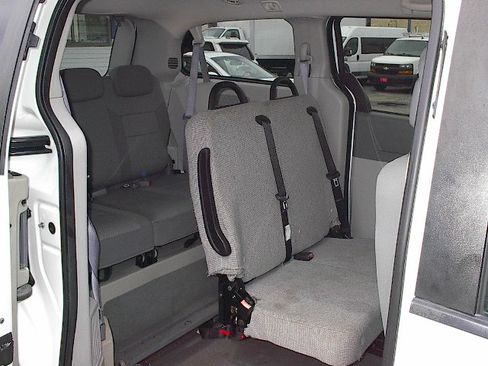 Used 2010 Dodge Grand Caravan SE image 17