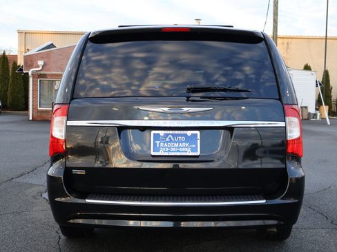 Used 2016 Chrysler Town & Country Touring image 7