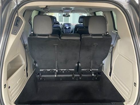 Used 2015 Chrysler Town & Country Touring-L FWD image 22