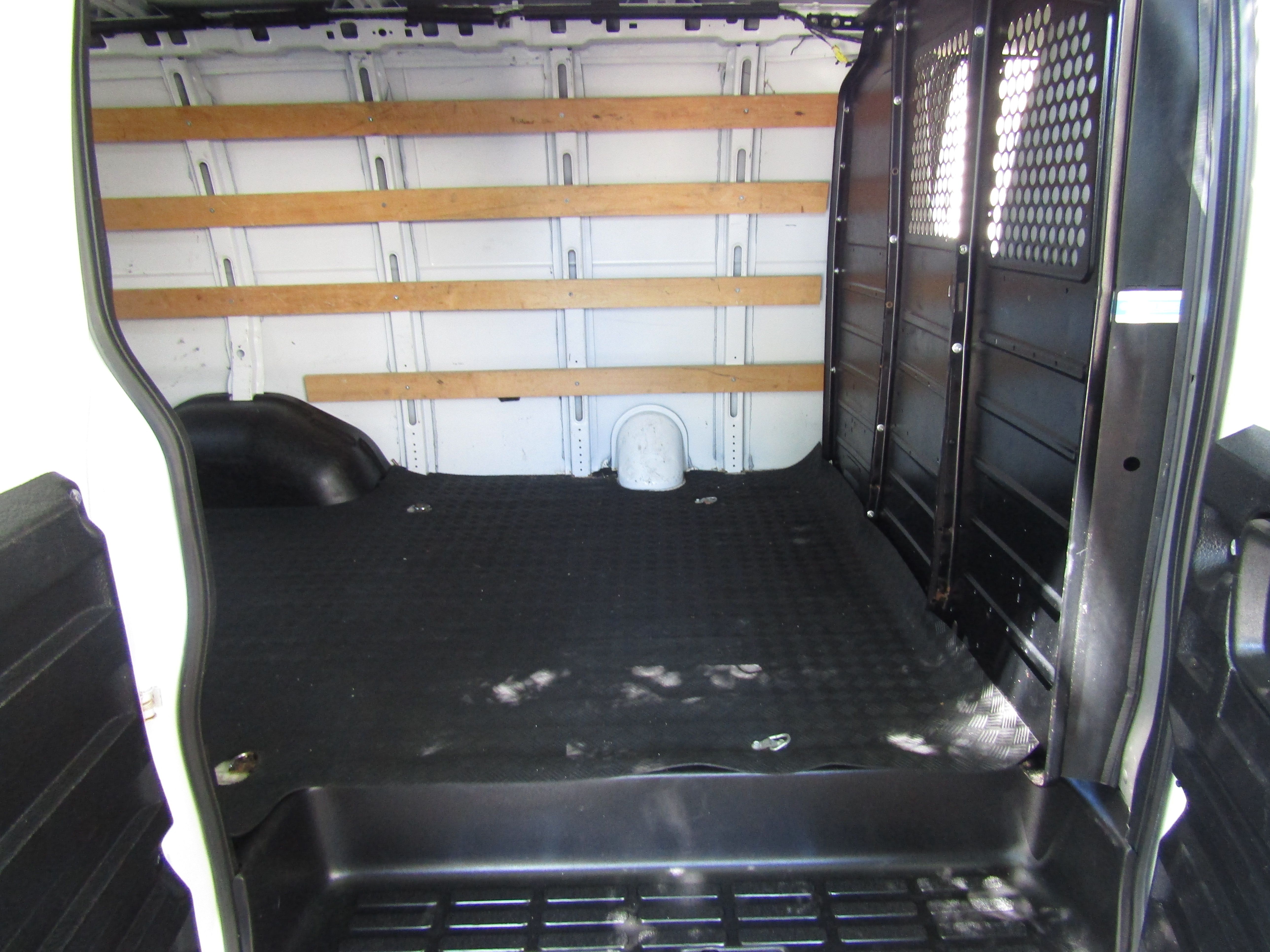Used 2019 Chevrolet Express 2500 RWD image 11