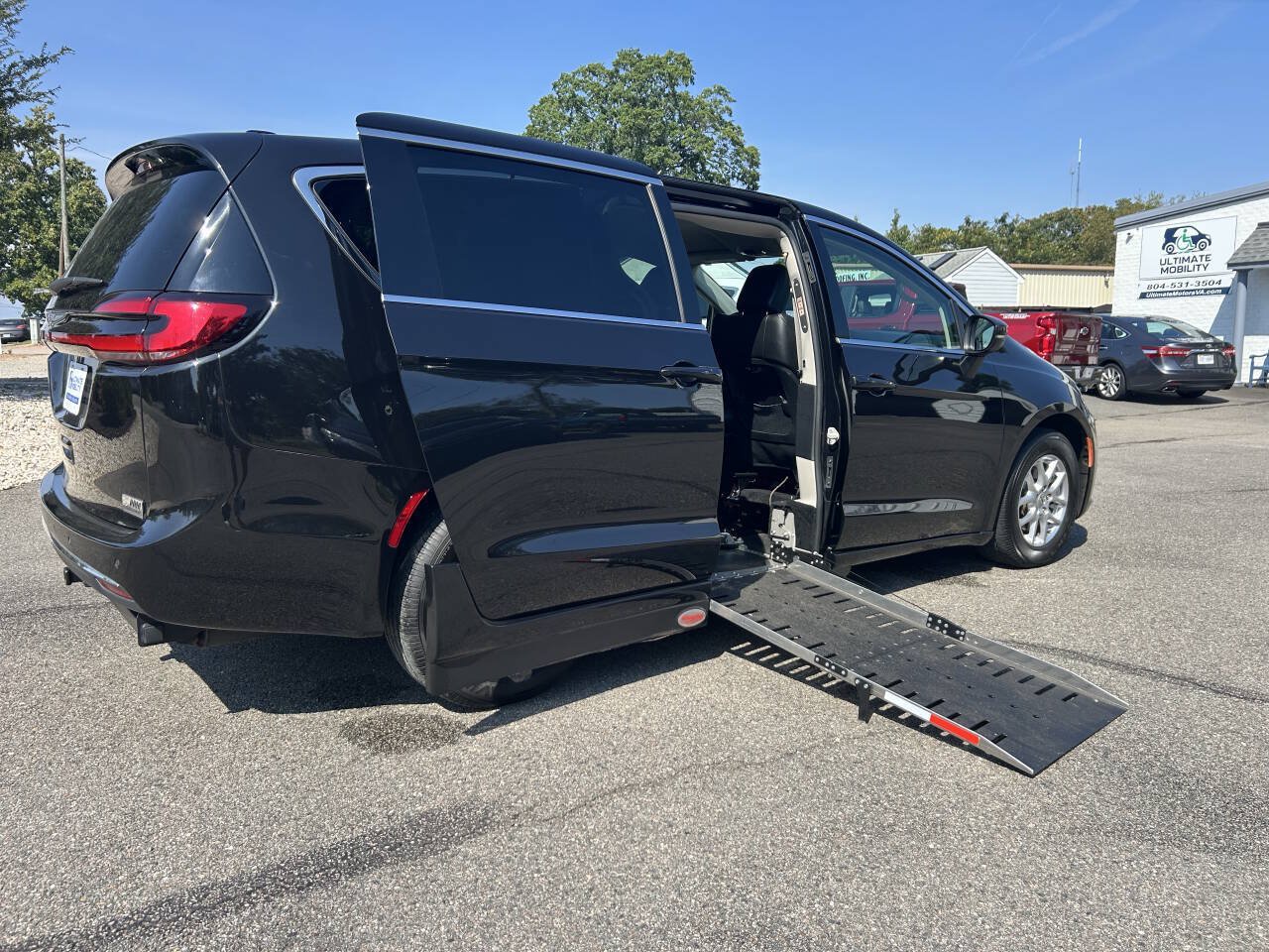 Used 2023 Chrysler Pacifica Touring-L FWD image 2