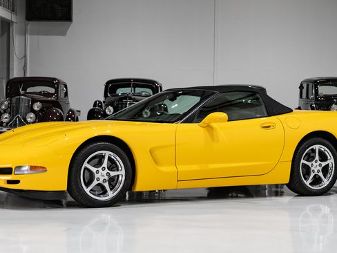 Used 2002 Chevrolet Corvette image 2