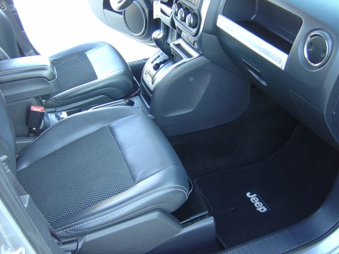 Used 2016 Jeep Compass Latitude image 14