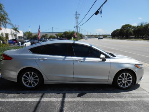 Used 2017 Ford Fusion SE FWD image 6