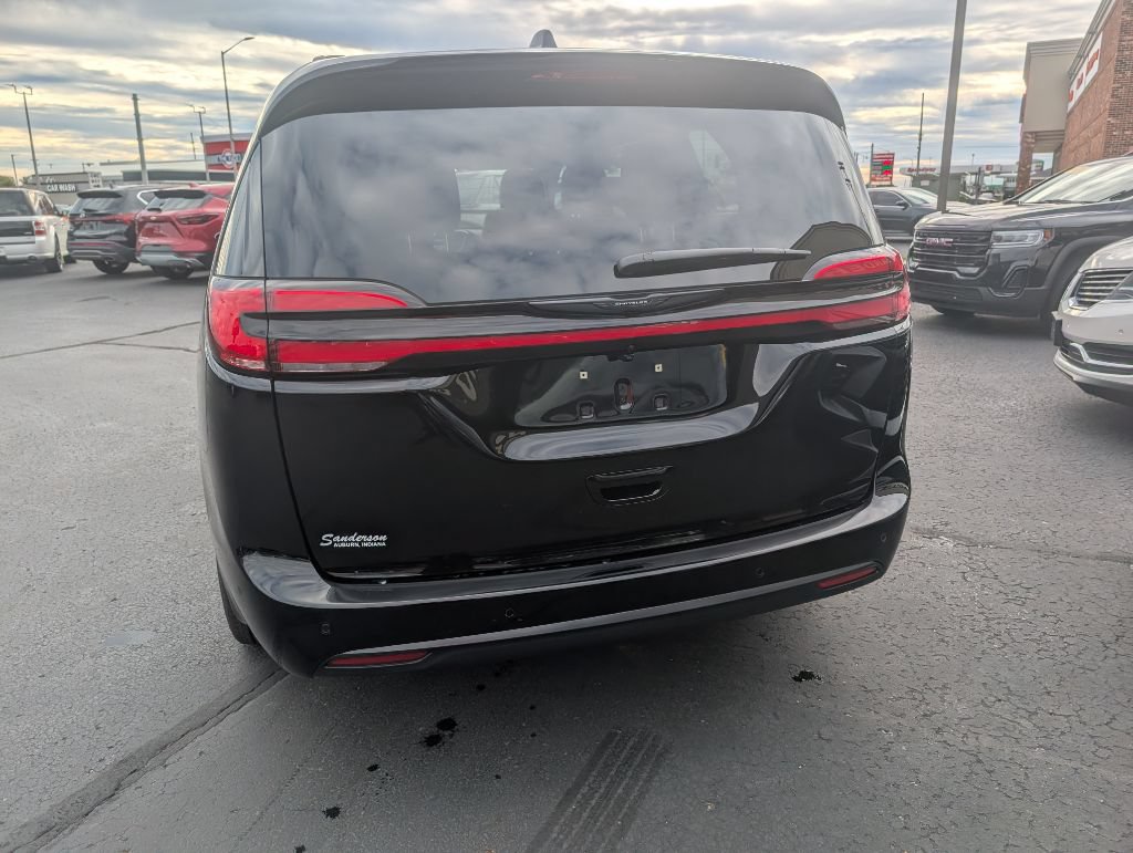 Used 2026 Chrysler Pacifica Select FWD image 5