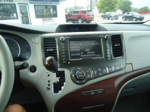 Used 2013 Toyota Sienna XLE Limited FWD image 9