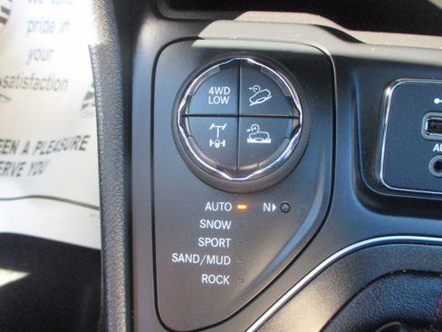 Used 2021 Jeep Cherokee 4WD Trailhawk image 10
