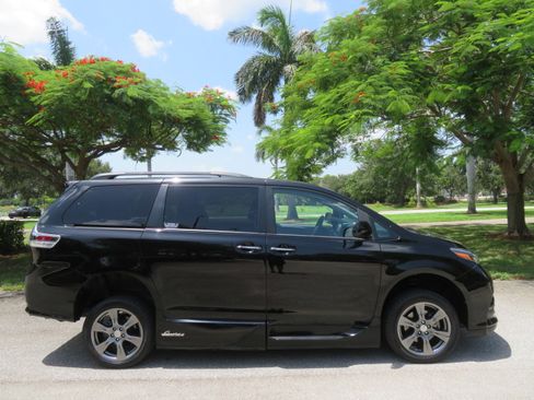 Used 2017 Toyota Sienna SE FWD image 9