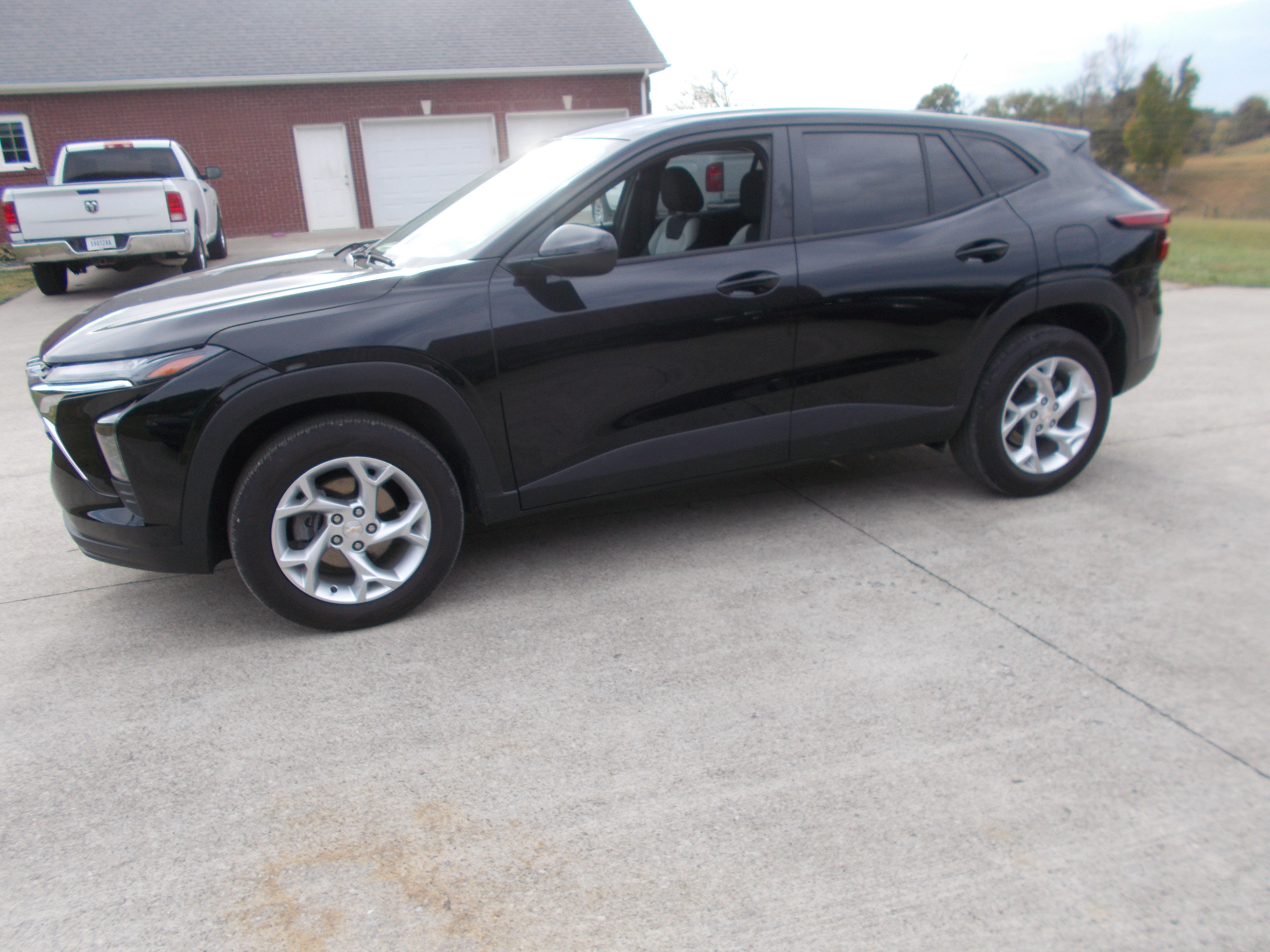 Used 2025 Chevrolet Trax LS FWD image 1