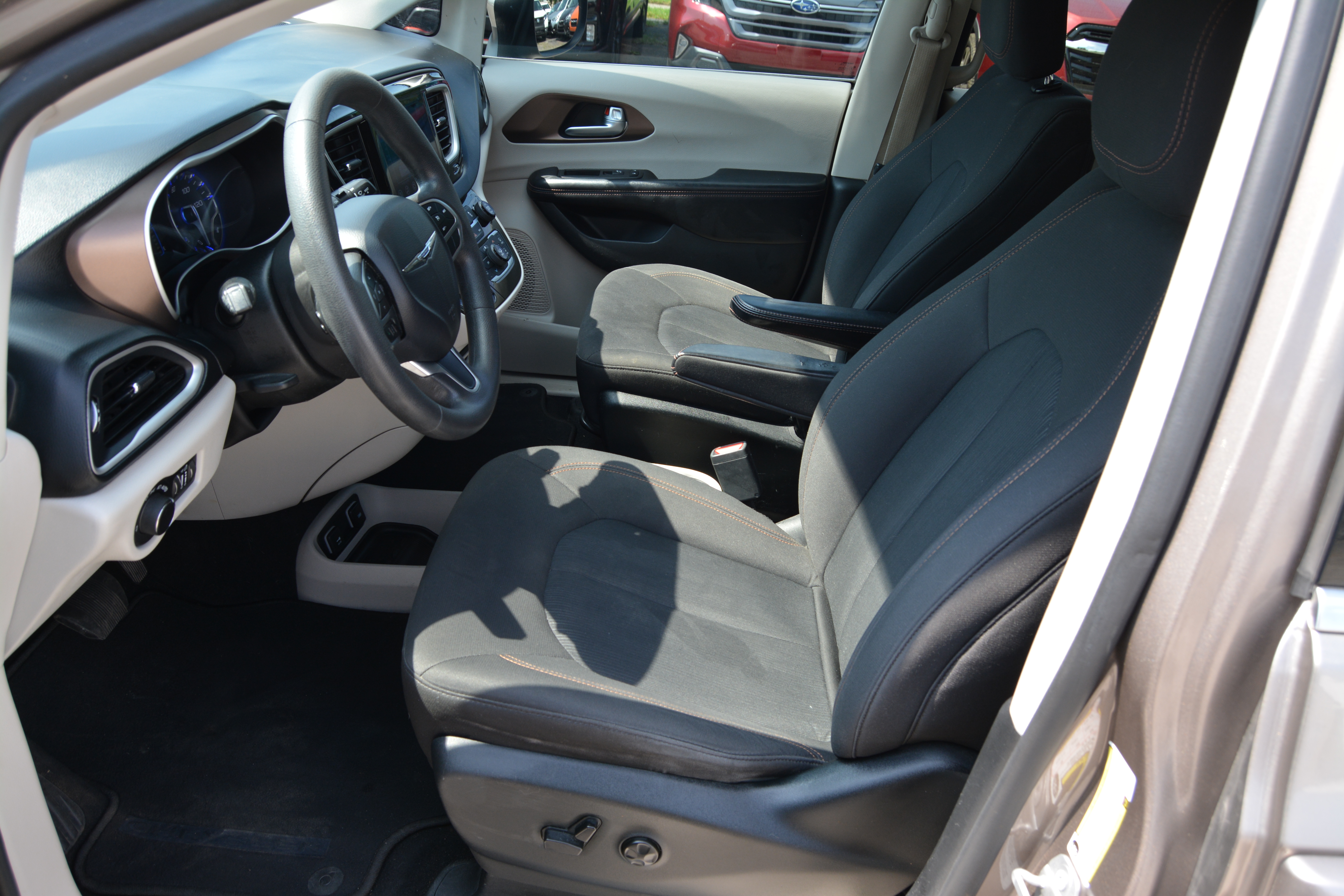 Used 2017 Chrysler Pacifica Touring FWD image 14