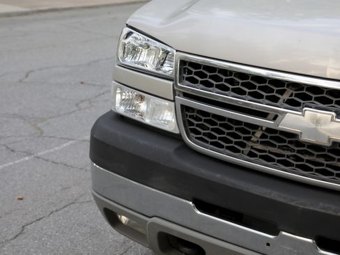 Used 2005 Chevrolet Silverado 2500 4x4 Extended Cab image 19