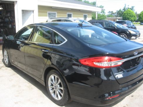 Used 2017 Ford Fusion SE FWD image 6