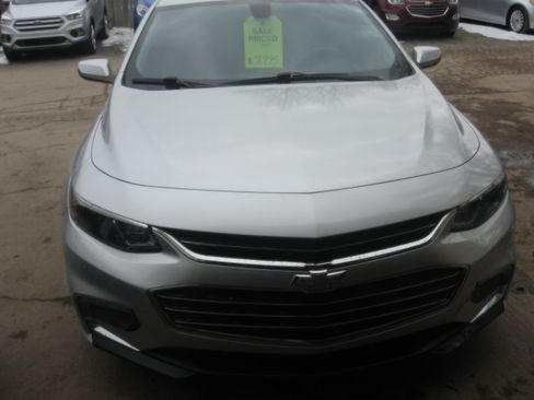 Used 2017 Chevrolet Malibu LT image 2