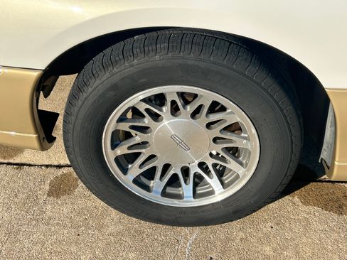 Used 2001 Lincoln Town Car Signature image 21