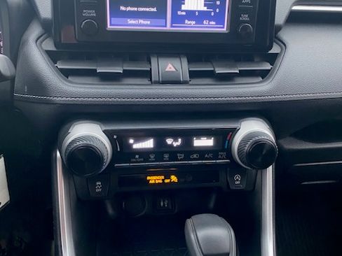 Used 2019 Toyota RAV4 LE image 11