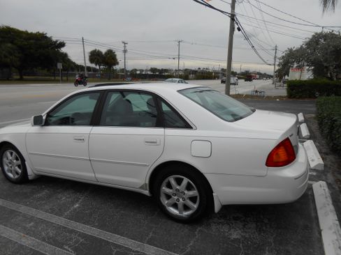Used 2000 Toyota Avalon XLS image 3