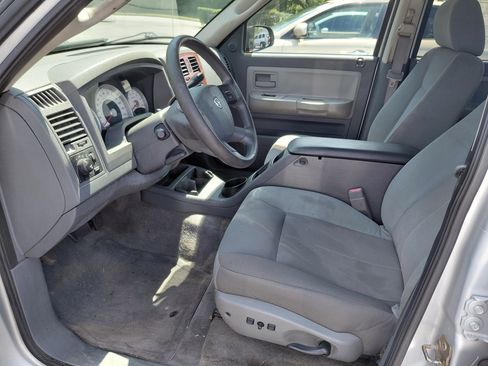 Used 2005 Dodge Dakota 2WD Quad Cab SLT image 2