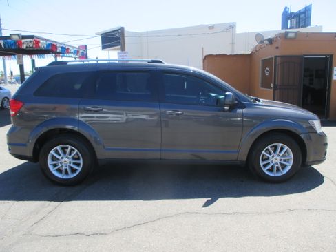 Used 2018 Dodge Journey SXT FWD image 1