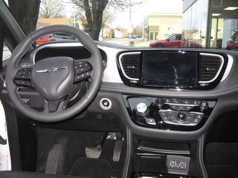 Used 2025 Chrysler Pacifica Limited image 7