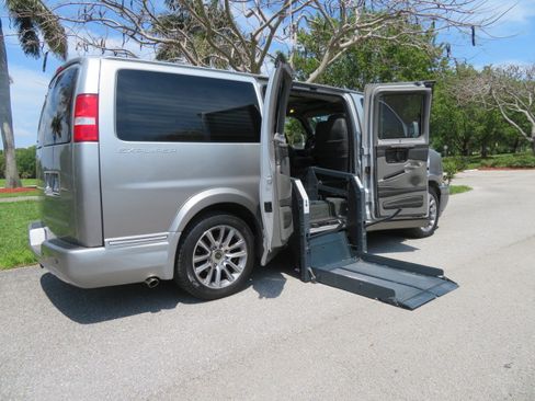 Used 2020 Chevrolet Express 2500 LT Passenger RWD image 4