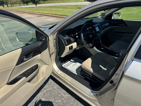 Used 2016 Honda Accord EX image 12