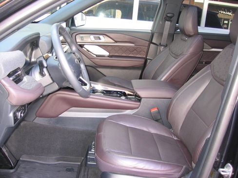Used 2025 Ford Explorer 4WD Platinum image 6
