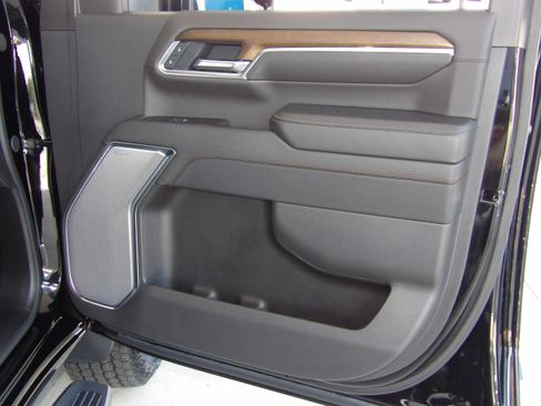 Used 2025 Chevrolet Silverado 2500 4x4 Crew Cab High Country image 31
