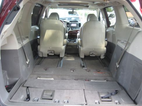 Used 2011 Toyota Sienna XLE Limited image 25