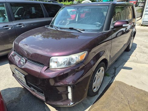 Used 2014 Scion xB image 2
