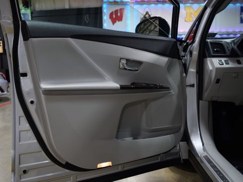 Used 2012 Toyota Venza LE AWD image 30