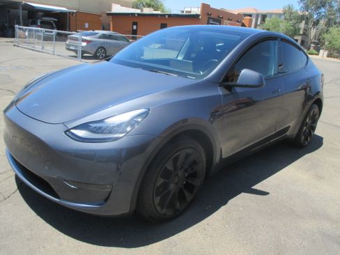 Used 2023 Tesla Model Y AWD image 4