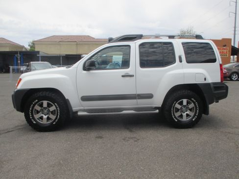 Used 2013 Nissan Xterra PRO-4X Sport Utility 4D AWD/4WD image 2