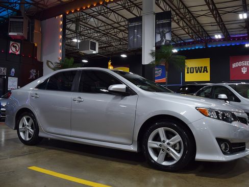 Used 2013 Toyota Camry SE image 12
