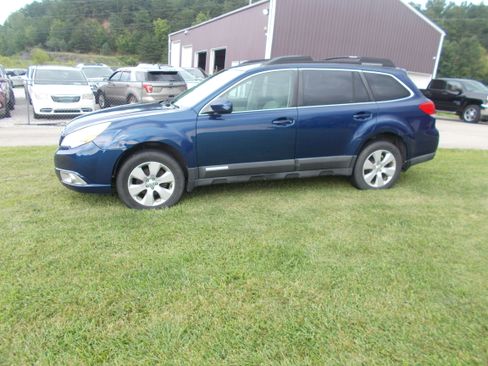 Used 2010 Subaru Outback 2.5i Premium AWD/4WD image 1