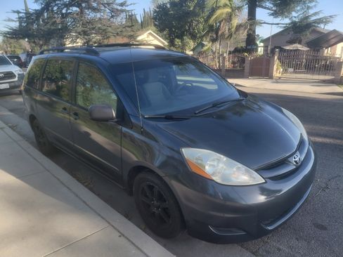 Used 2009 Toyota Sienna LE image 3
