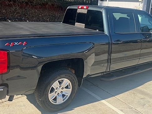 Used 2018 Chevrolet Silverado 1500 LT image 2