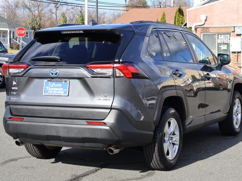 Used 2021 Toyota RAV4 LE image 9