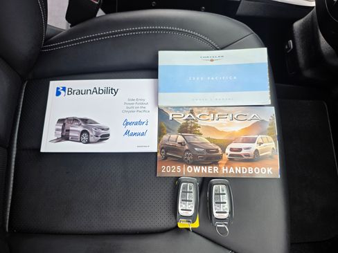 Used 2025 Chrysler Pacifica Select FWD image 33