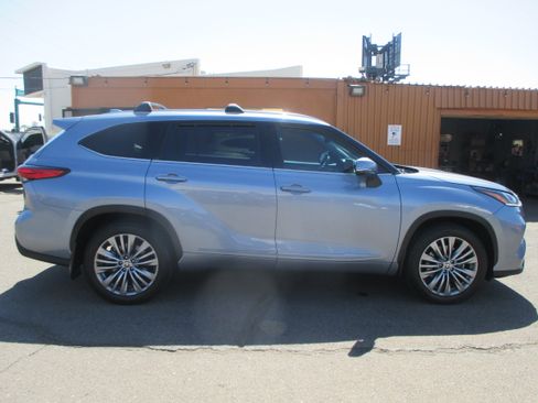 Used 2021 Toyota Highlander AWD Platinum V6 image 2