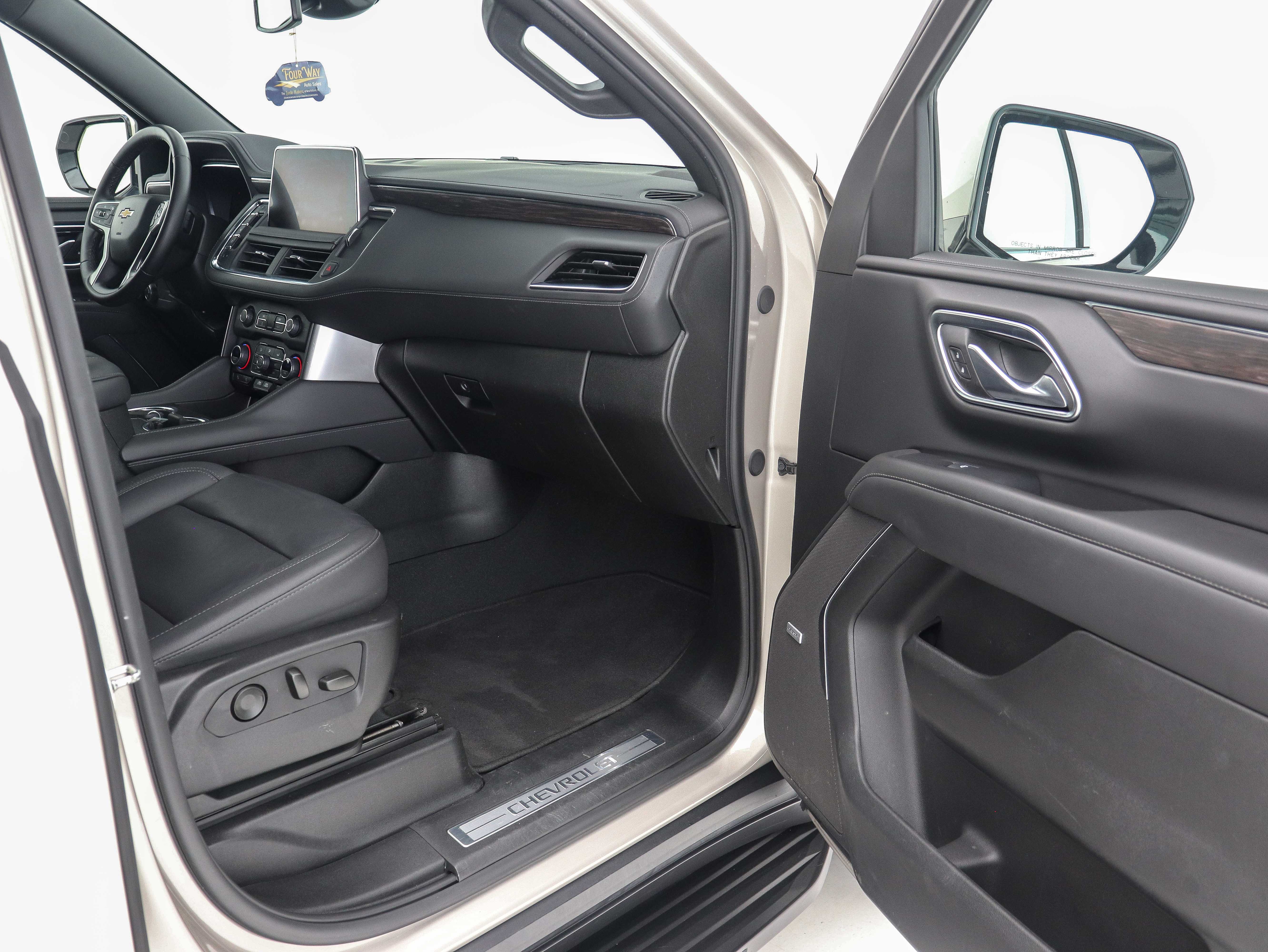 Used 2024 Chevrolet Suburban 4WD LT image 17