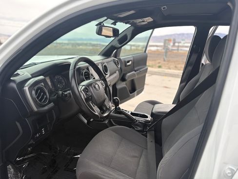 Used 2016 Toyota Tacoma TRD Off-Road image 9