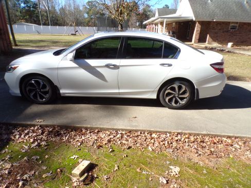 Used 2017 Honda Accord EX image 7